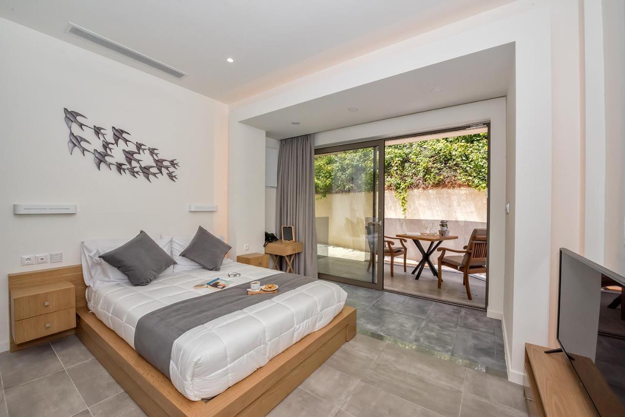 Lilium Luxury Suites Agia Marina Exteriör bild