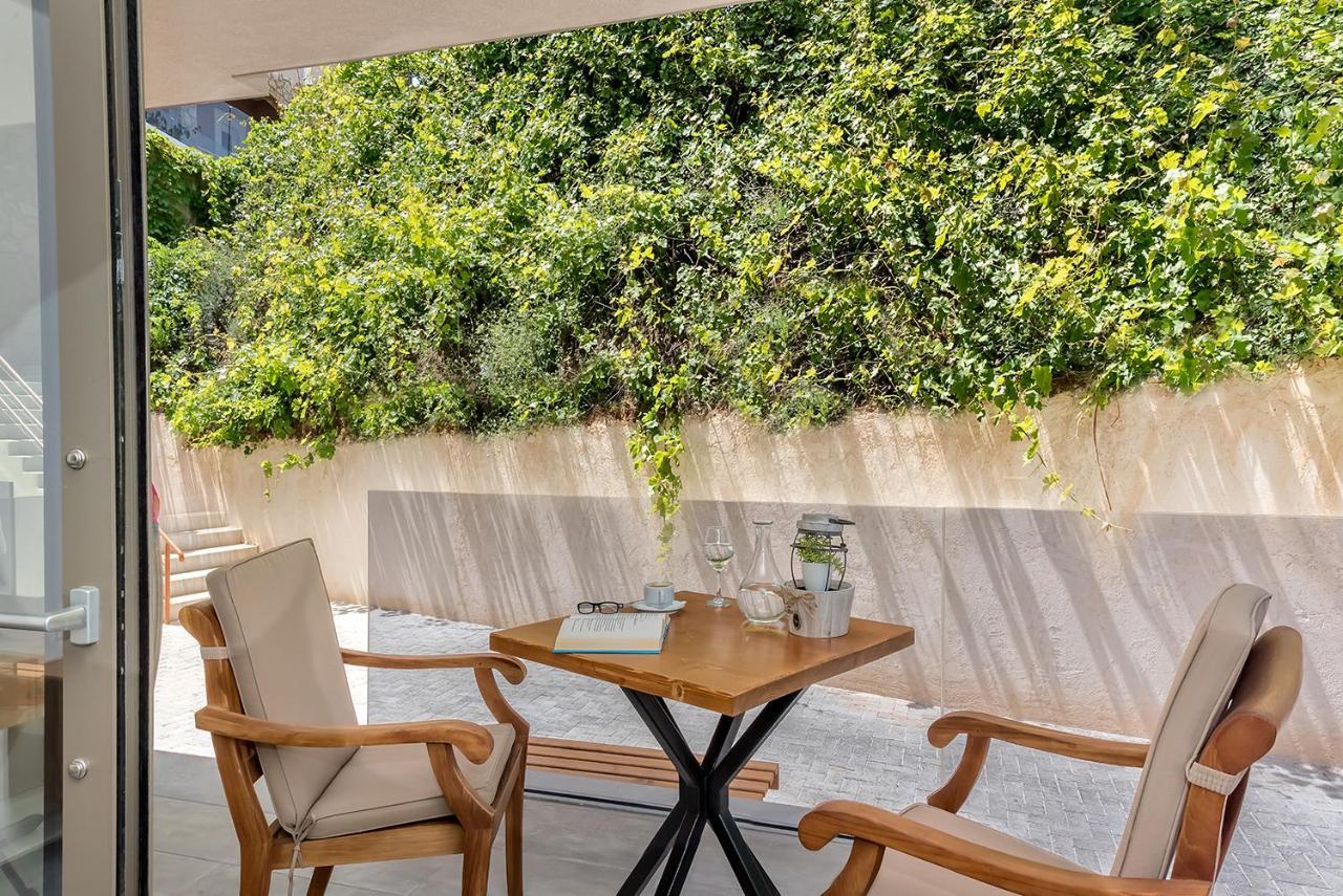 Lilium Luxury Suites Agia Marina Exteriör bild