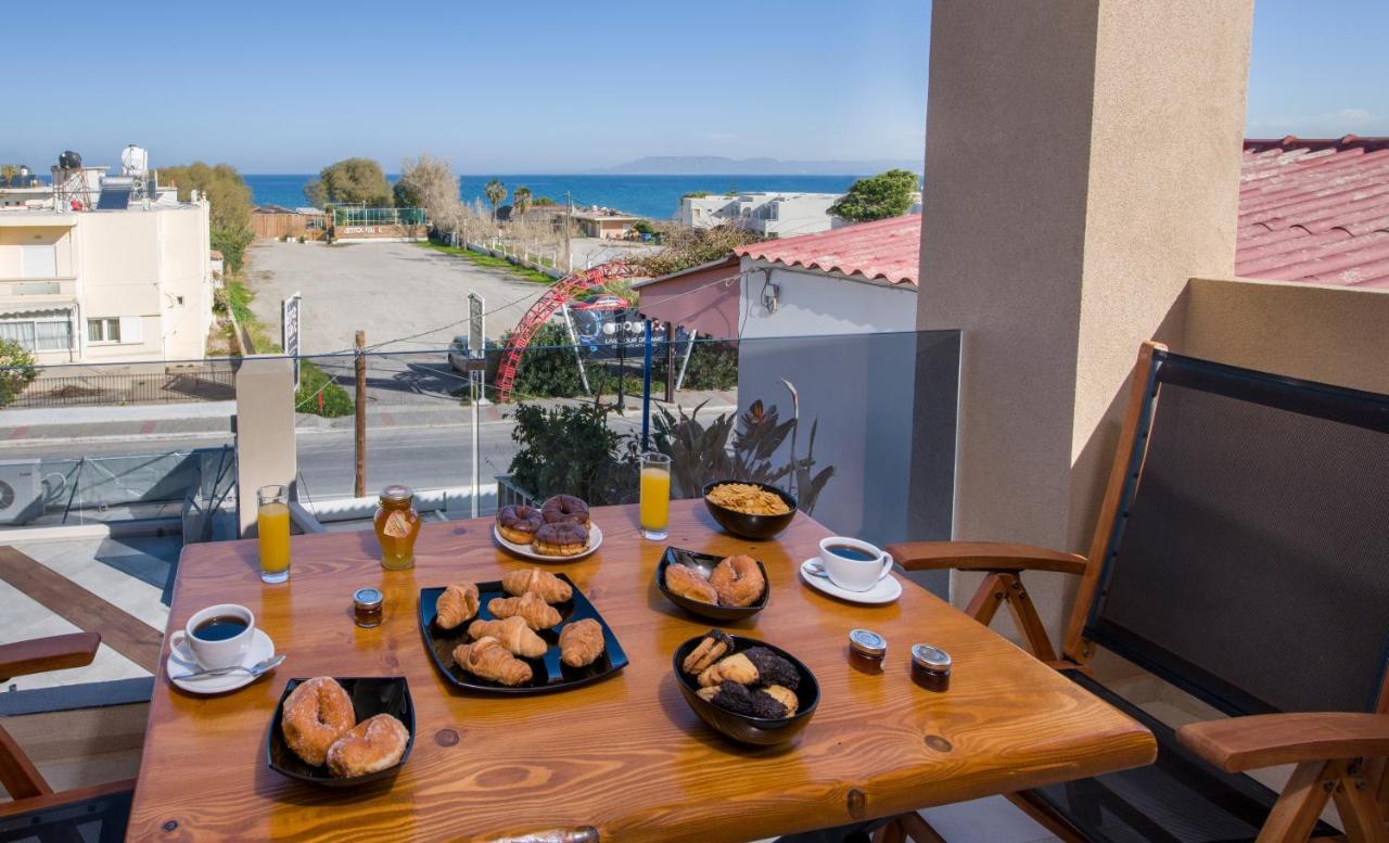 Lilium Luxury Suites Agia Marina Exteriör bild