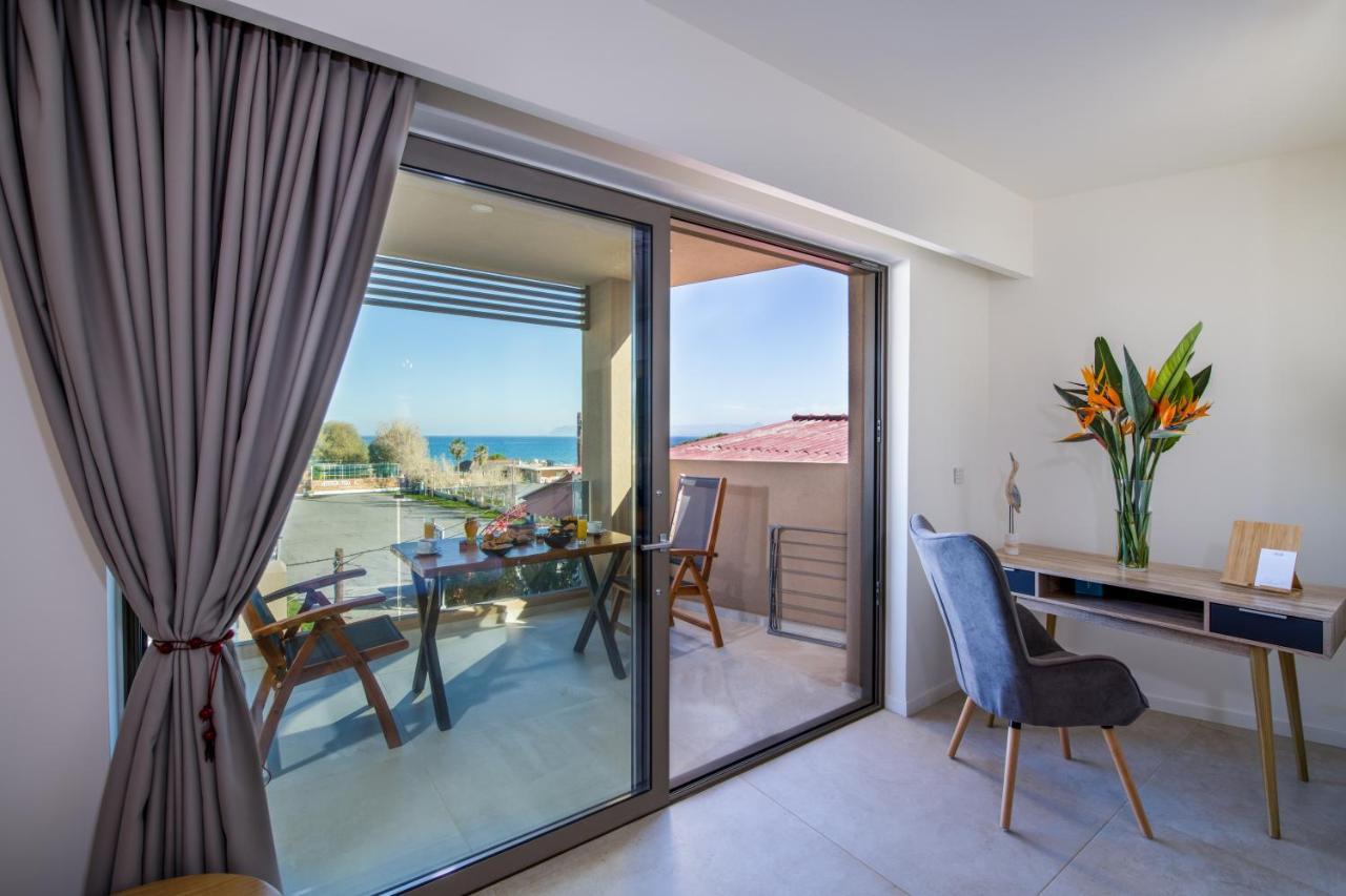 Lilium Luxury Suites Agia Marina Exteriör bild