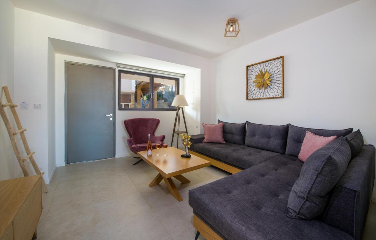Lilium Luxury Suites Agia Marina Exteriör bild