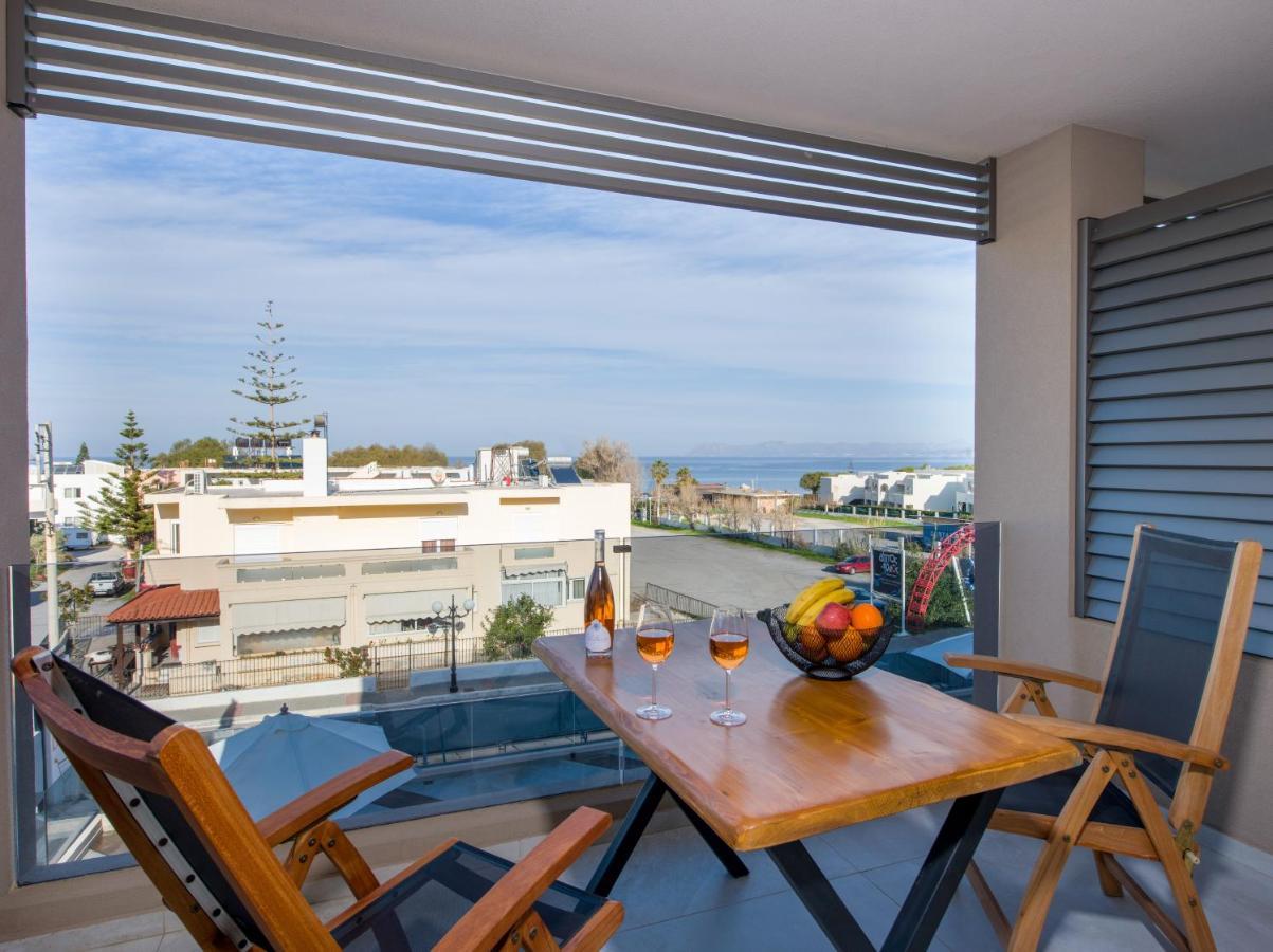 Lilium Luxury Suites Agia Marina Exteriör bild